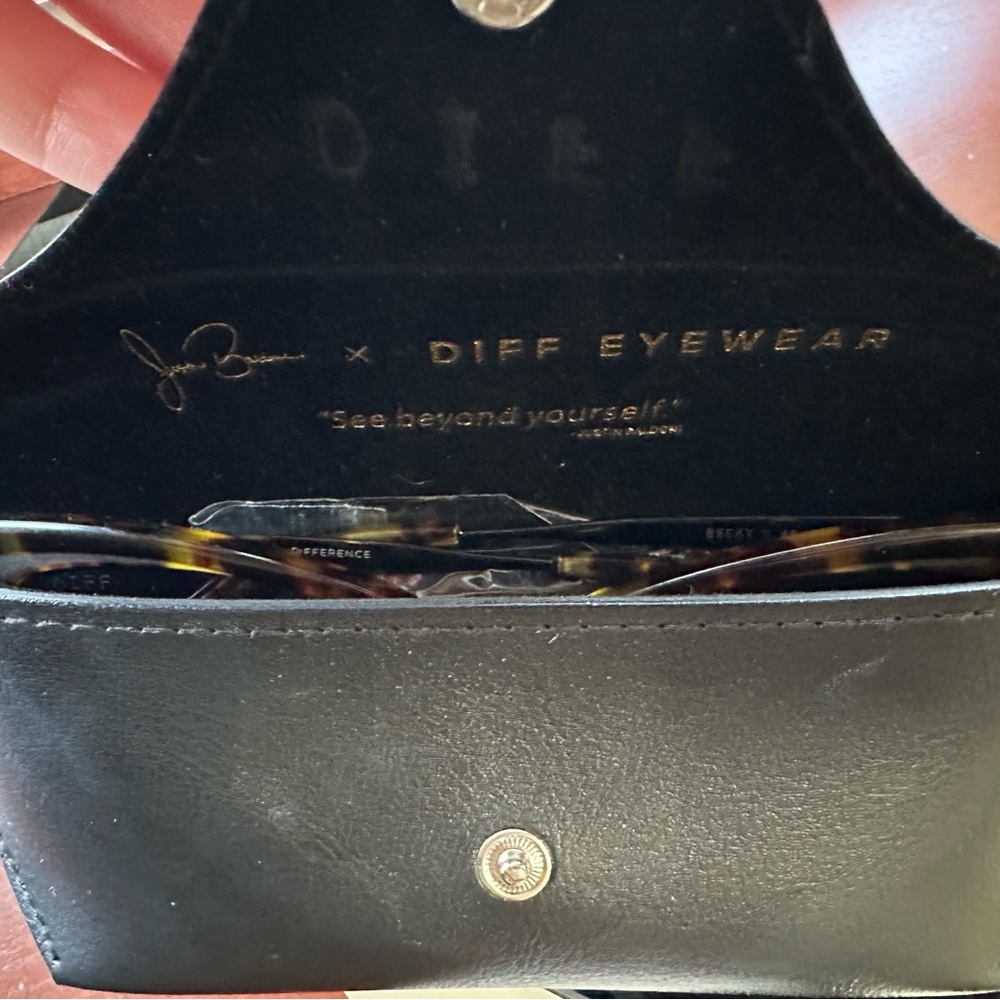 DIFF SUNGLASSES AND CASE - Picture 3 of 4